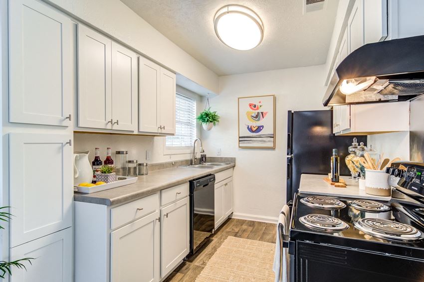 Dunwoody Glen Apartments, 6750 Peachtree Industrial Boulevard, Atlanta